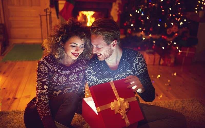https://verilux.com/cdn/shop/articles/1_-_10_Gifts_to_Brighten_Up_the_Holidays_for_Everyone_on_Your_List_4ed0409d-088a-4d59-a793-d5cee66da660_2048x.jpg?v=1586905470